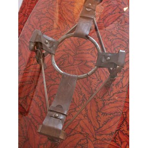 Table basse brutaliste en cuir n°483