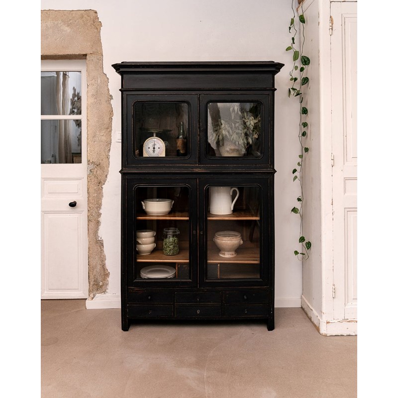 Victoria, la vitrine en bois noir n°155