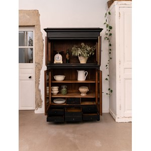 Victoria, la vitrine en bois noir n°155