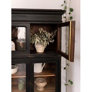 Victoria, la vitrine en bois noir n°155