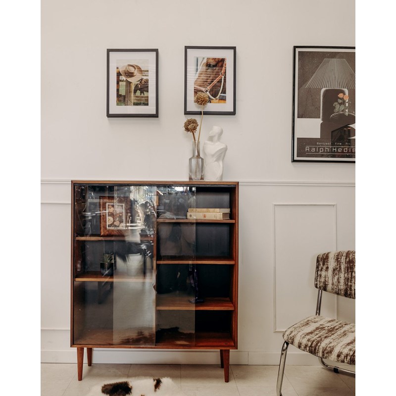 Grande vitrine en bois foncé n°154