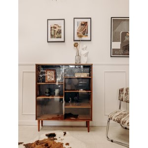 Grande vitrine en bois foncé n°154