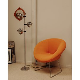Fauteuil orange aux pieds chromés n°879