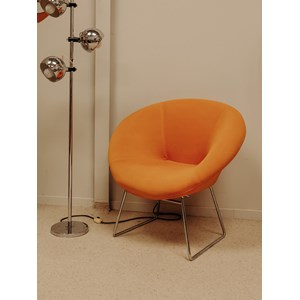 Fauteuil orange aux pieds chromés n°879