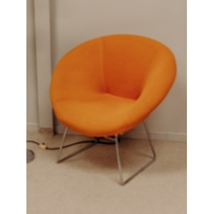 Fauteuil orange aux pieds chromés n°879
