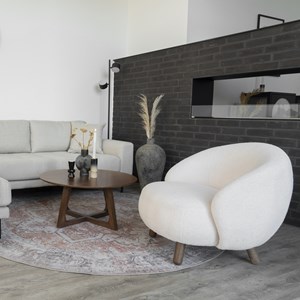 Mimi-fauteuil en tissu bouclé écru et bois