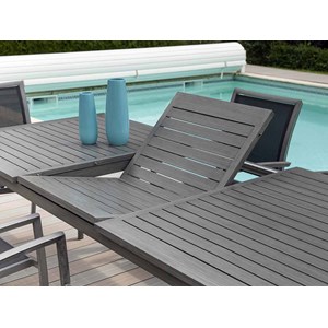 Table rectangulaire extensible en aluminium aspect teck gris santorin avec 10 fa