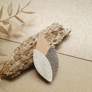 Broche en bois tulipe ivoire