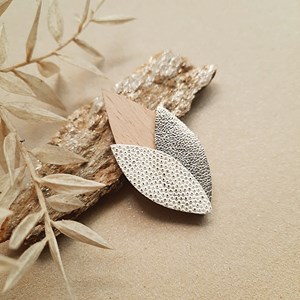 Broche en bois tulipe ivoire