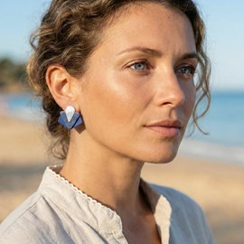 Boucles d’oreilles graphiques art déco bleu klein