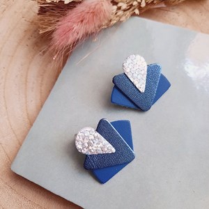 Boucles d’oreilles graphiques art déco bleu klein