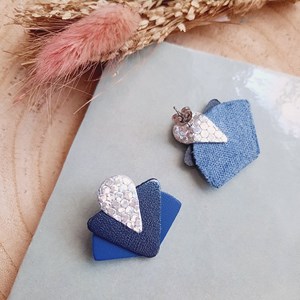 Boucles d’oreilles graphiques art déco bleu klein