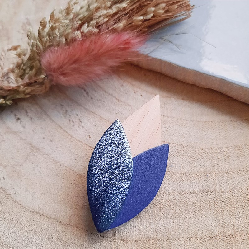 Broche en bois tulipe bleu klein