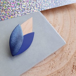 Broche en bois tulipe bleu klein