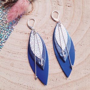 Boucles d’oreilles longues pop bleu klein