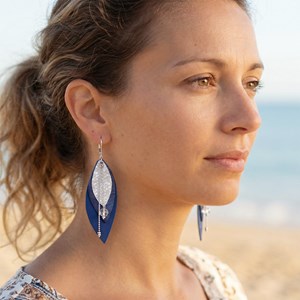 Boucles d’oreilles longues pop bleu klein