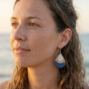 Boucles d'oreilles pendantes arty bleu klein