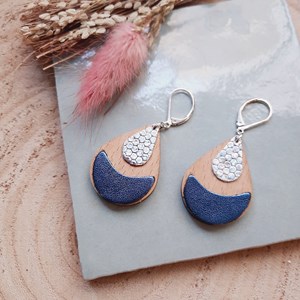 Boucles d'oreilles pendantes arty bleu klein
