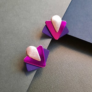 Clous d’oreilles art déco fuchsia