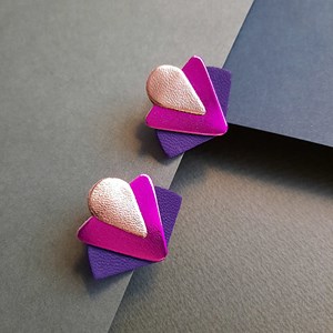 Clous d’oreilles art déco fuchsia