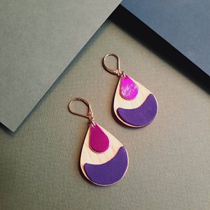 Boucles d’oreilles pendantes arty fuchsia