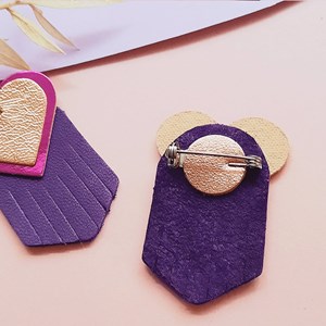 Broche en cuir coeur ex-voto fuchsia