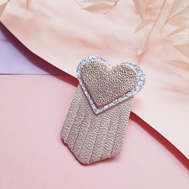 Broche en cuir coeur ex-voto glacial