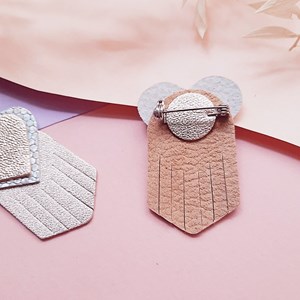 Broche en cuir coeur ex-voto glacial