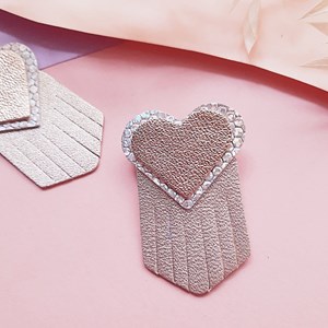 Broche en cuir coeur ex-voto glacial