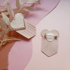 Broche en cuir coeur ex-voto ivoire