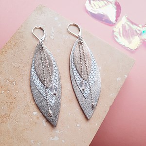 Boucles d’oreilles longues pop glaciale