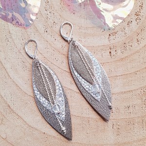 Boucles d’oreilles longues pop glaciale