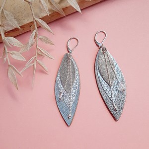 Boucles d’oreilles longues pop glaciale