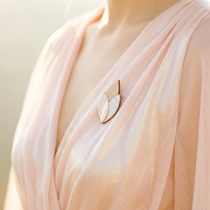 Broche en bois tulipe glacial