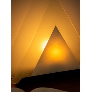 Lampe pyramide en verre opaque n°796