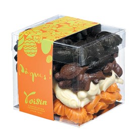 Le cube assortiment de friture de pâques noir, lait, blanc et orange