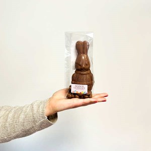 Lapin tricot en chocolat au lait et ses perles de céréales