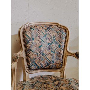 Paire de fauteuils en bois et tissu à motifs n°896