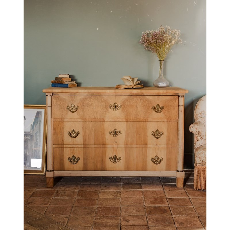 Debongout - Grande commode en noyer n°263