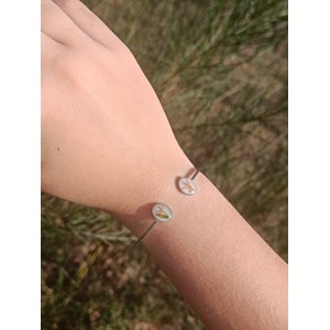 Bracelet jonc rose en acier inoxydable rhodié et fleurs sésinée