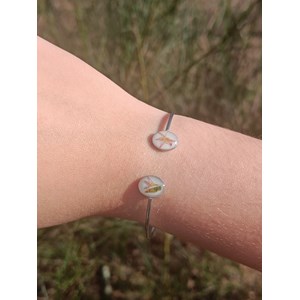 Bracelet jonc rose en acier inoxydable rhodié et fleurs sésinée