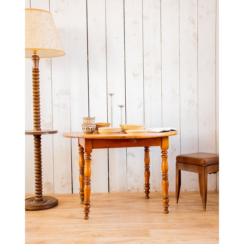 Table à manger ronde en noyer n°645