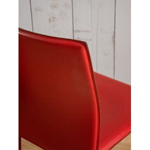 Paire de chaises en cuir rouge n°1330