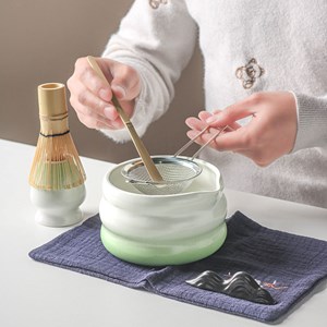 Coffret matcha artisanal à fond plat doudoune avec bec verseur
