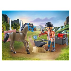 Maréchal ferrant et son cheval