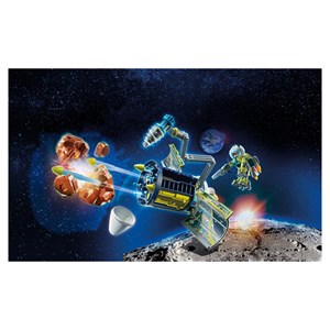 Spationaute et satellite