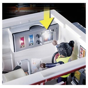 Ambulance avec secouristes et blessé