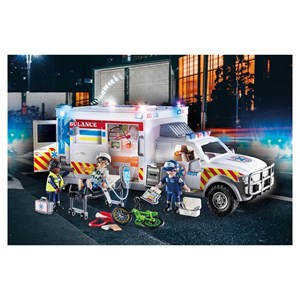 Ambulance avec secouristes et blessé