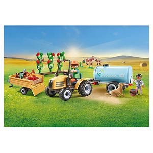 Fermier avec tracteur et citerne