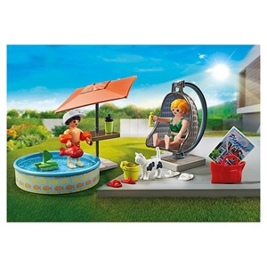 Maman et enfant avec fauteuil suspendu